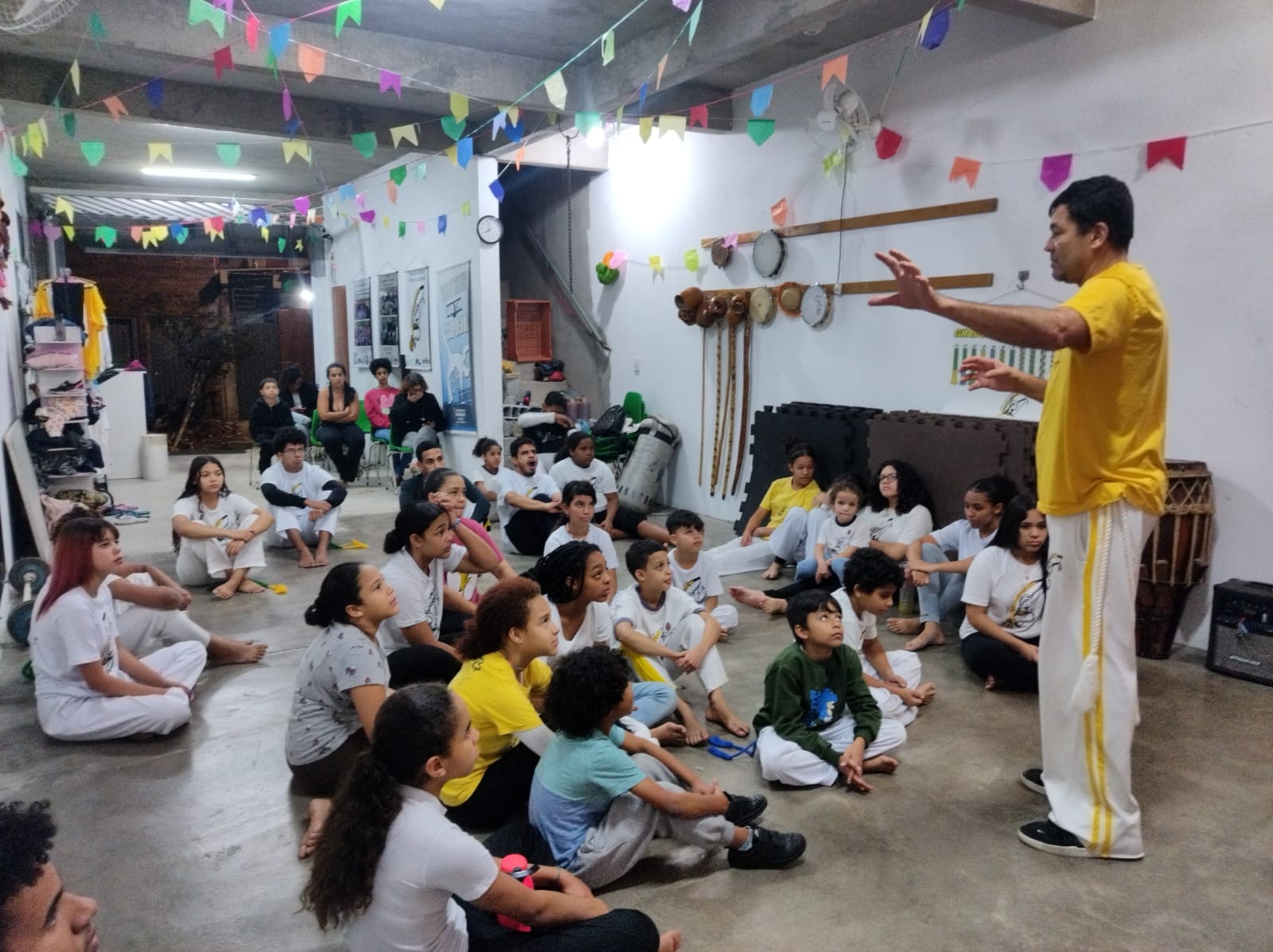 Aula de Capoeira com a Prof. Sueli e Mestre Magrão.